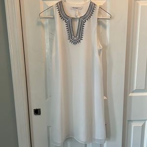 Gorgeous white shift dress with navy stitch detail